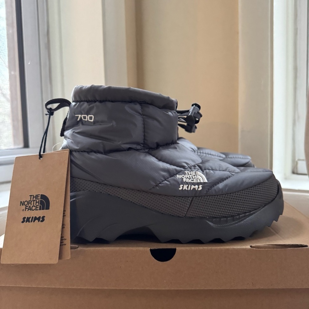 North Face x Skims Nuptse Traction Chukka Gunmetal Men's 6 / Women's 8 - Picture 12 of 12